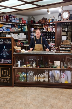 Imagem que mostra a loja Drogaria Moderna na Covilhã